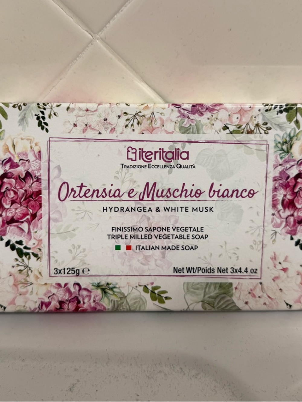 Hydrangea & White Musk Triple-Milled Soap - White/Pink